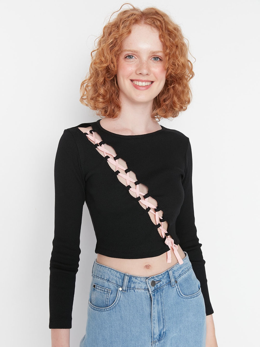 

Trendyol Round Neck Cut-Out Details Crop Top, Black