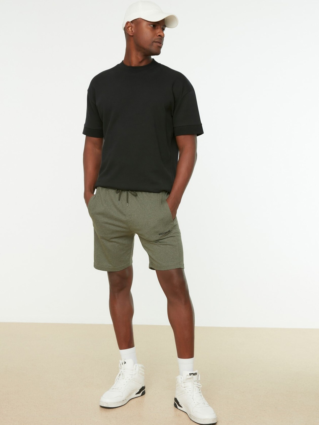 

Trendyol Men Mid-Rise Regular Shorts, Olive