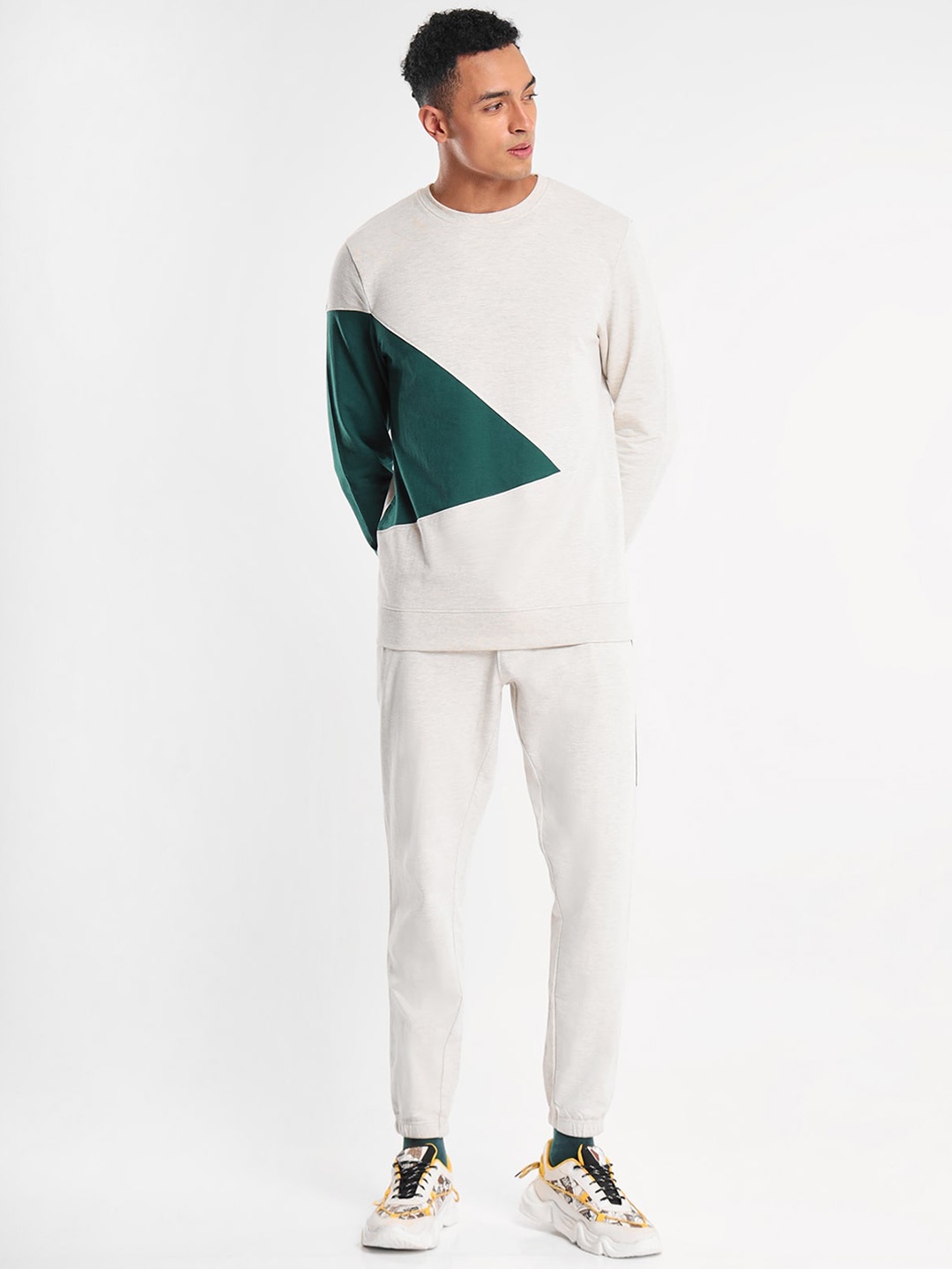 

NOBERO Men Colourblocked Sweatshirt With Joggers Co-Ord Set, Off white