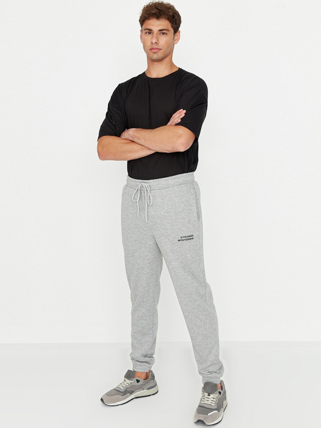 

Trendyol Men Mid-Rise Drawstring Closure Joggers, Grey