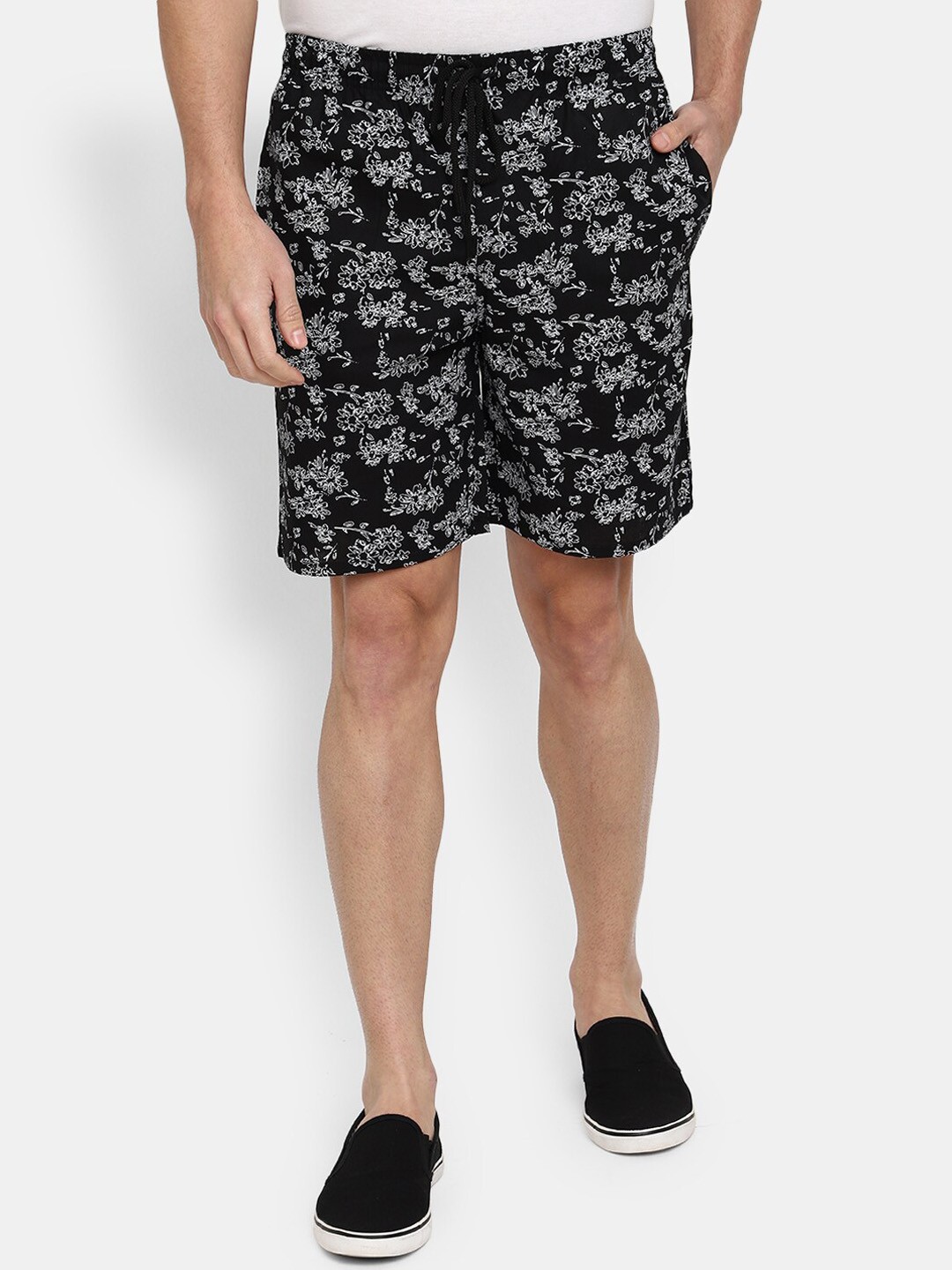 

V-Mart Men Mid-Rise Floral Printed Cotton Outdoor Shorts, Black