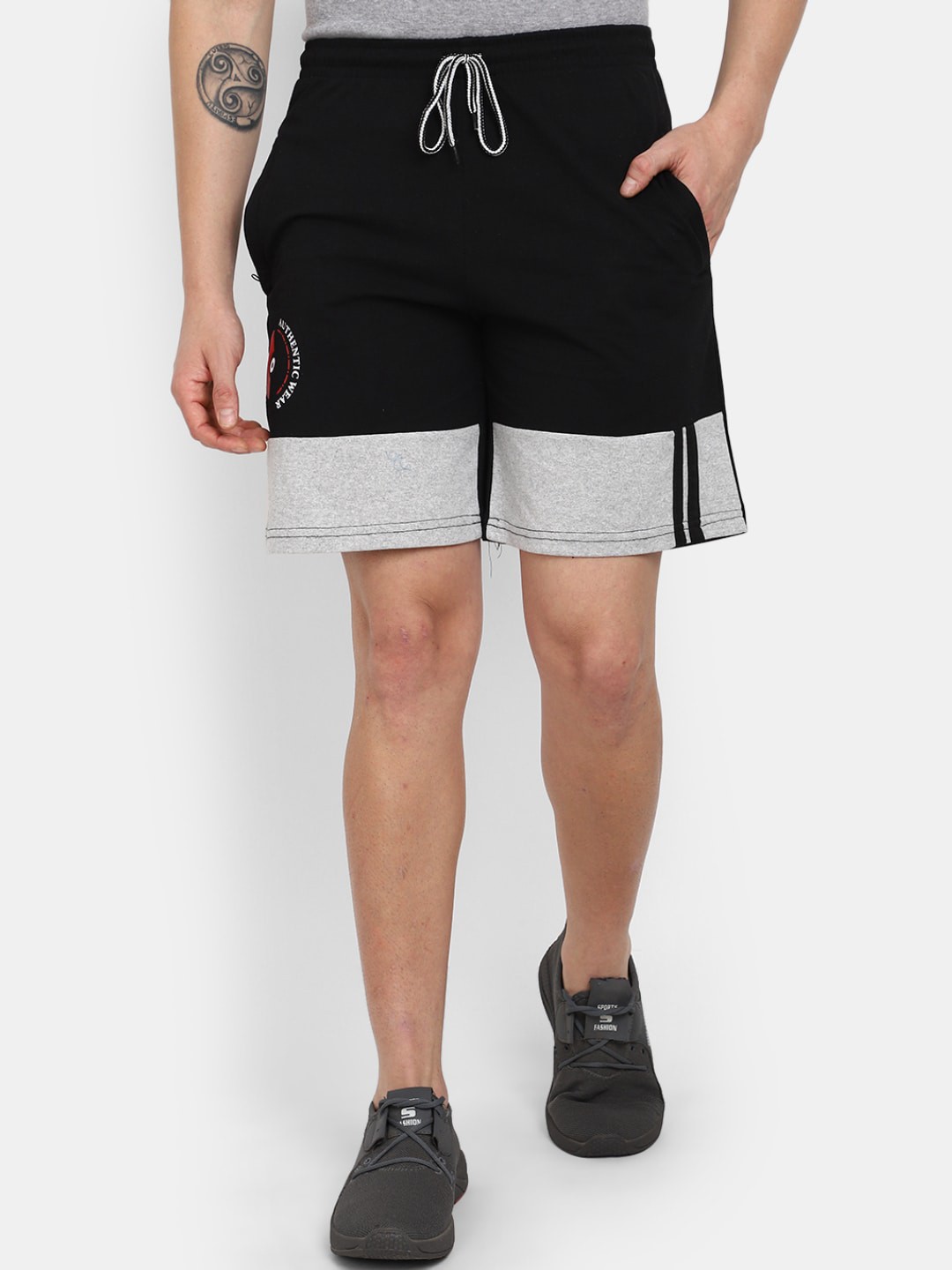 

V-Mart Men Colourblocked Mid Rise Sports Shorts, Black