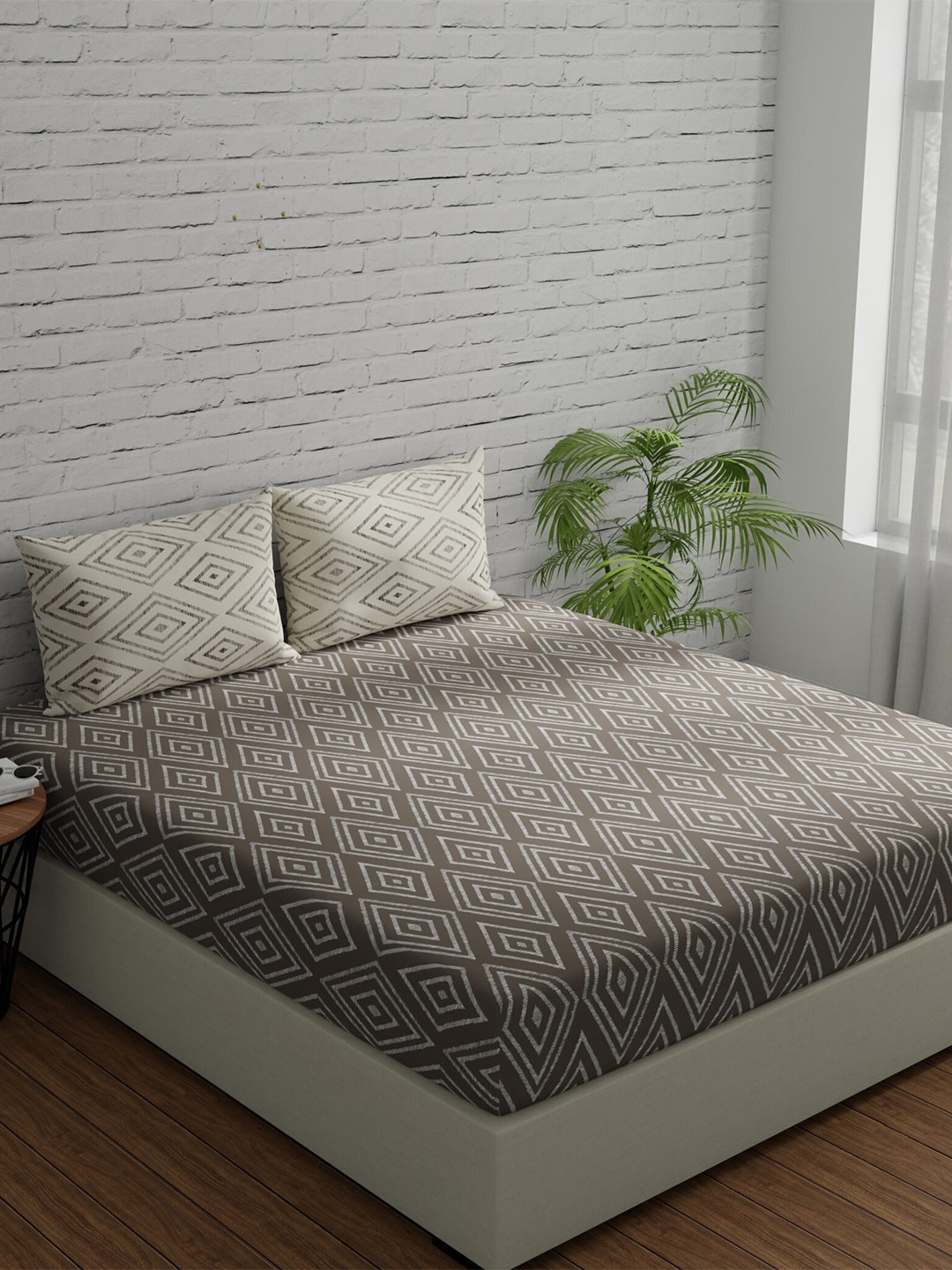 

Huesland Grey & White Geometric 144 TC Cotton Queen Bedsheet With 2 Pillow Covers