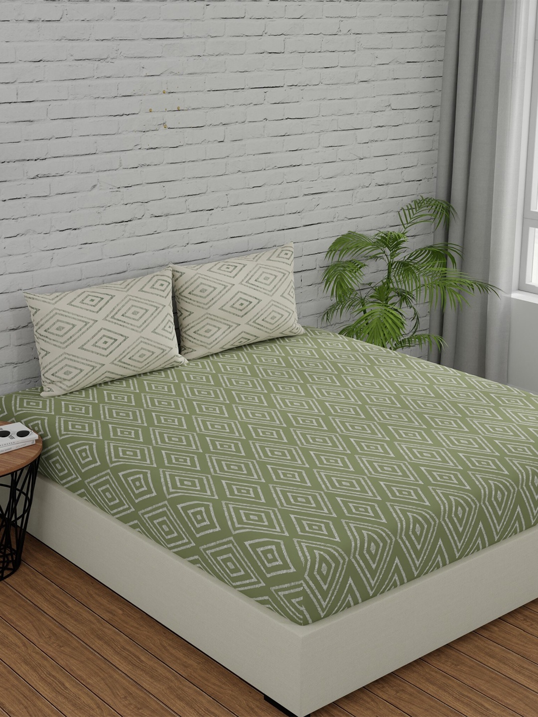 

Huesland Comfort Green Printed 144 TC Cotton Queen Bedsheet & 2 Pillow Covers