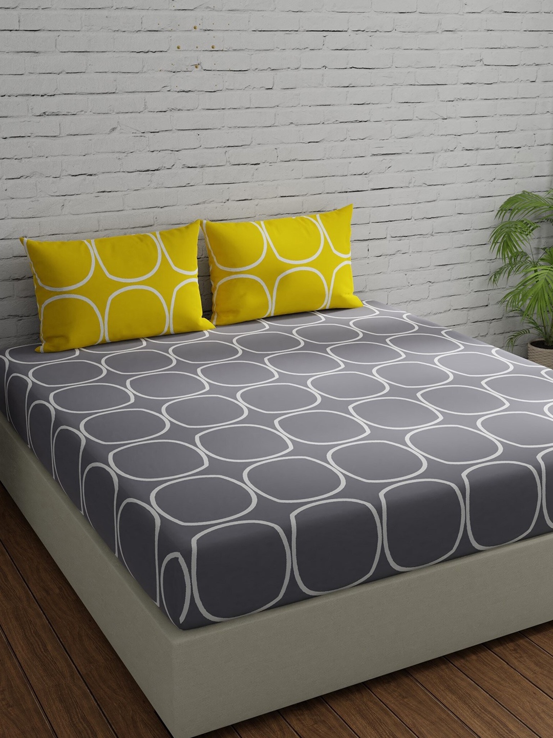 

Huesland Grey & Yellow Geometric 144 TC Cotton Queen Bedsheet With 2 Pillow Covers