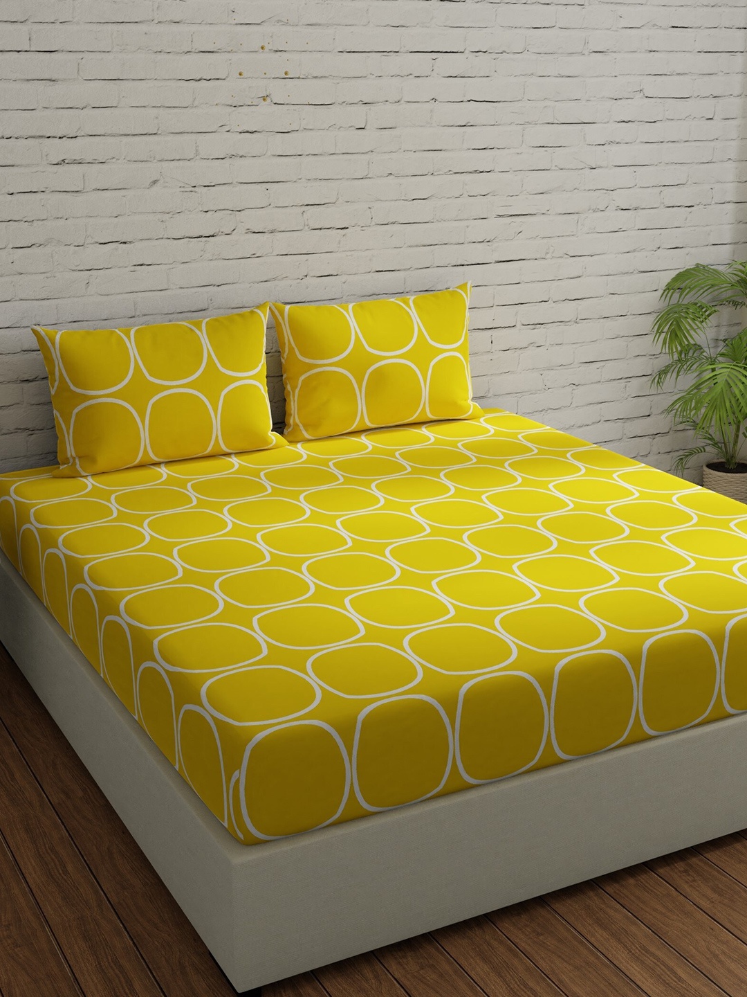 

Huesland Comfort Yellow & White Geometric 144 TC Cotton King Bedsheet With 2 Pillow Covers