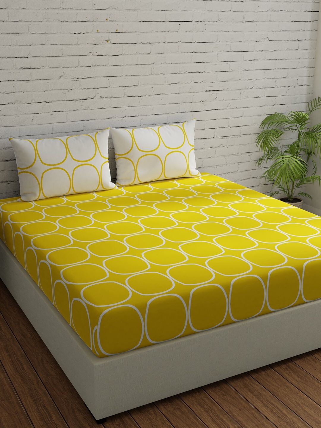 

Huesland Yellow & White Geometric 144 TC Cotton Queen Bedsheet With 2 Pillow Covers