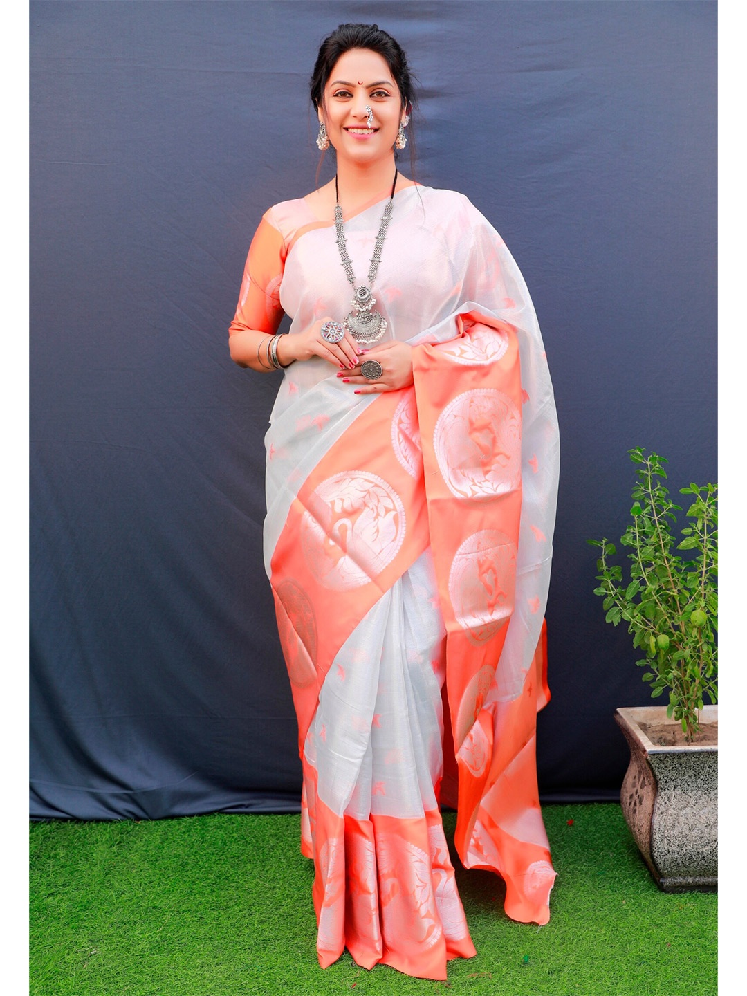 

AVANTIKA FASHION Floral Woven Design Zari Tissue Kanjeevaram Saree, White