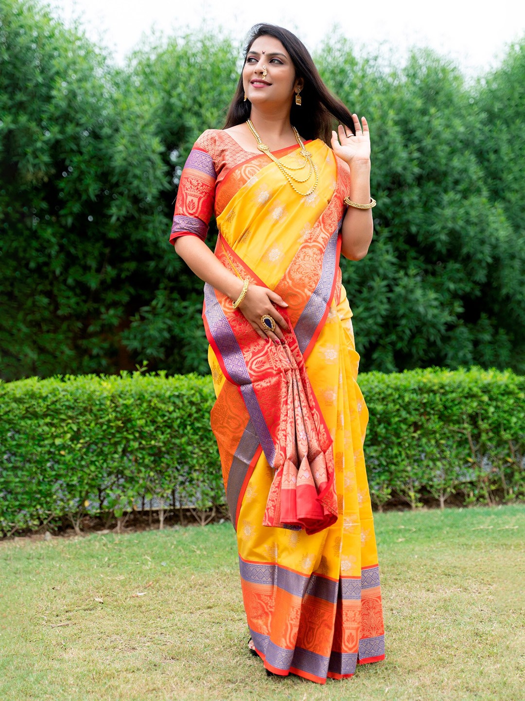 

AVANTIKA FASHION Floral Woven Design Zari Pure Silk Kanjeevaram Saree, Yellow