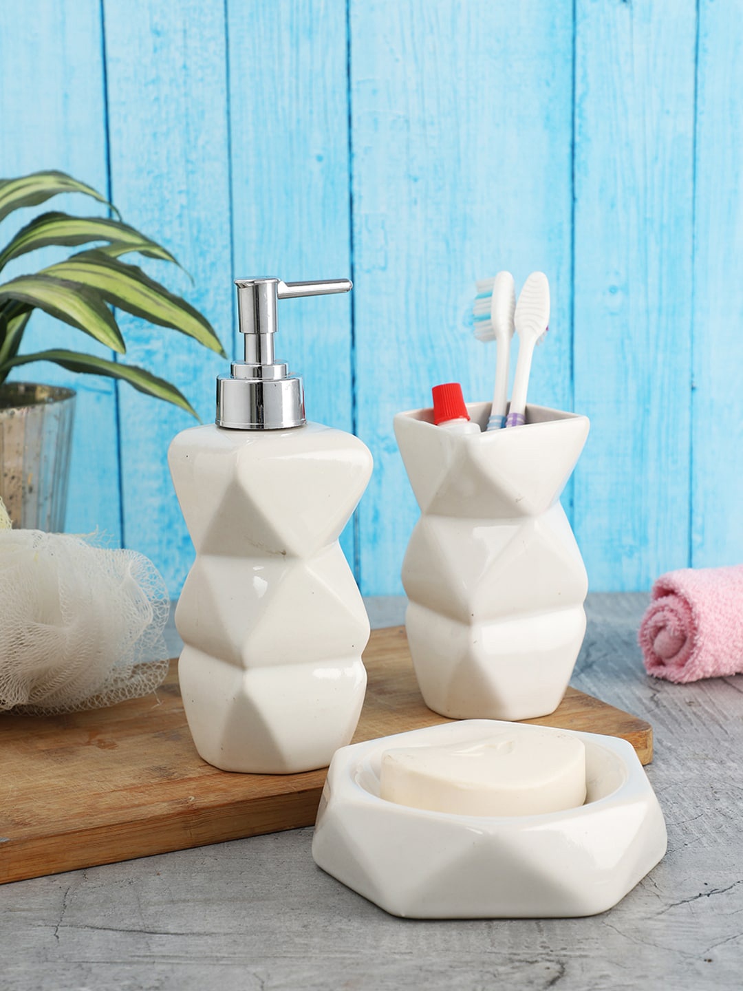 

VarEesha White 3 Pieces Textured Diamond Ceramic Bath Accessories Set