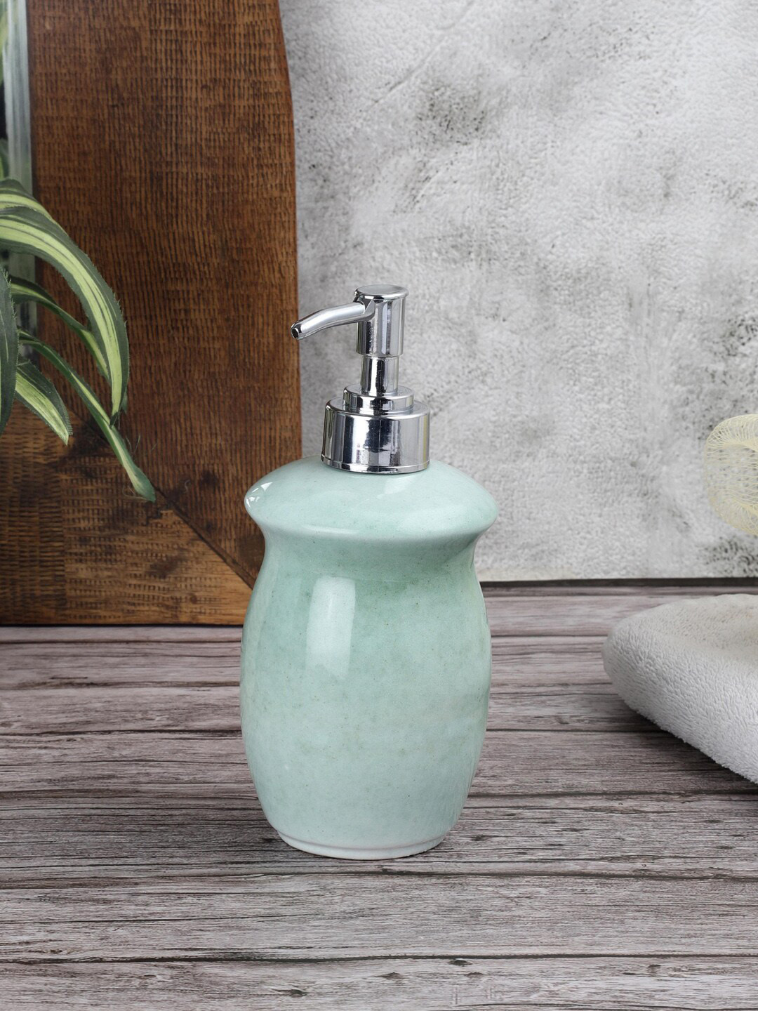 

VarEesha Pastel Green Ceramic Curved Ceramic Soap Dispenser