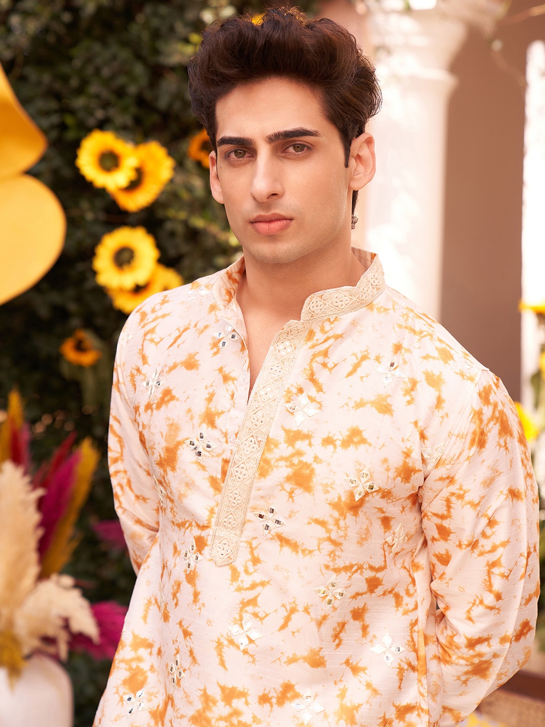 

KISAH Abstract Printed Mandarin Collar Mirror Work Kurta, White