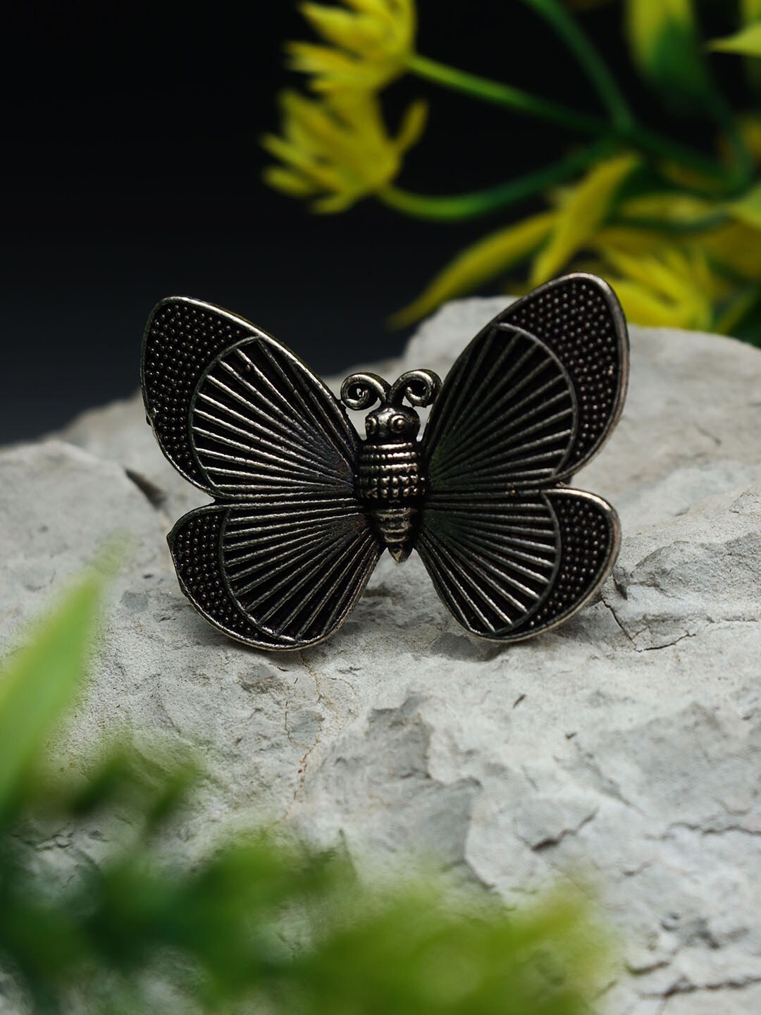 

Ozanoo Silver-Plated Butterfly Shaped Brass Finger Ring
