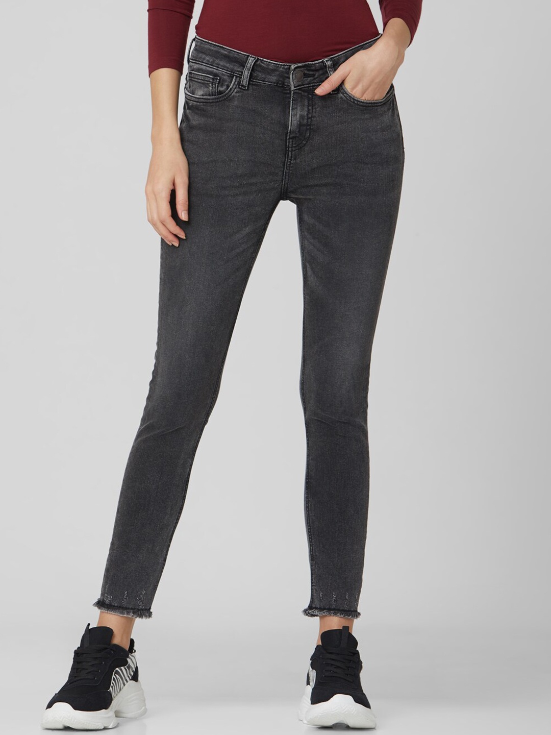 

Vero Moda Women Mid-Rise Clean Look Fringed Skinny Fit Cropped Jeans, Grey