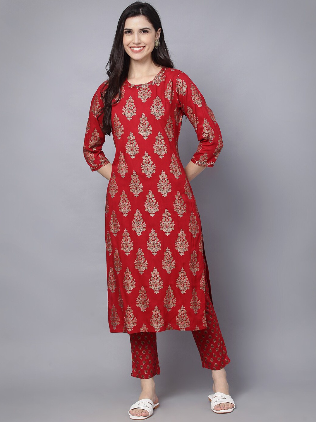 

MALHAAR Floral Printed Bead Work Kurta with Trousers, Red