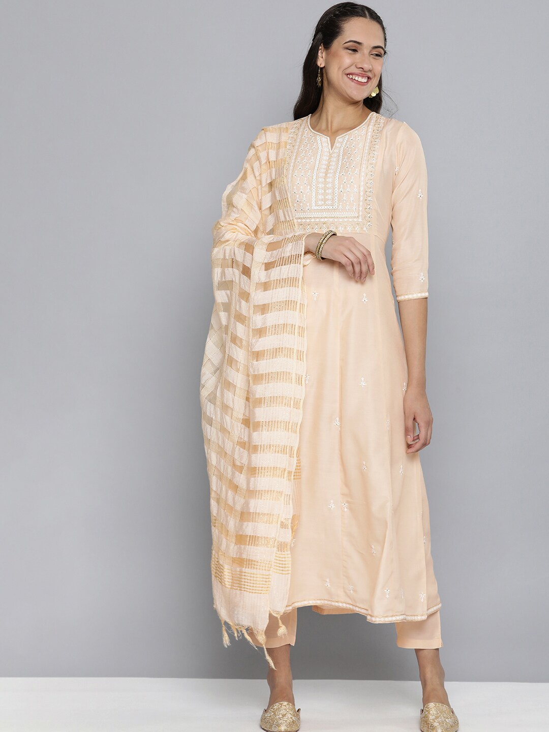 

MALHAAR Floral Embroidered Regular Kurta with Trousers & With Dupatta, Cream