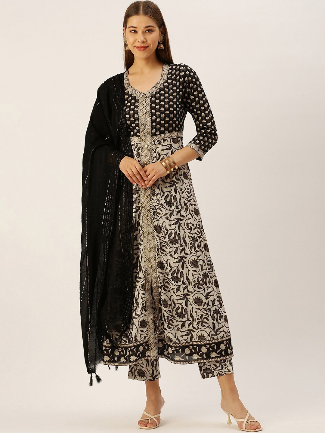 

MALHAAR Floral Printed Gotta Patti Kurta with Trousers & With Dupatta, Black