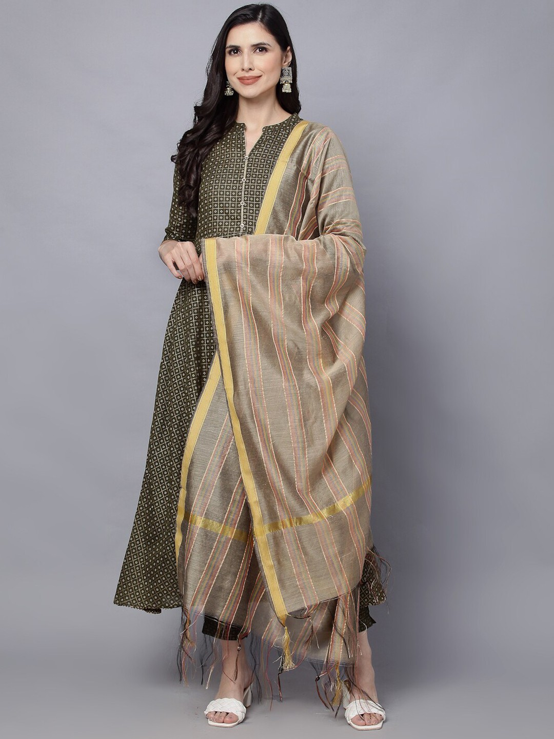 

MALHAAR Bandhani Printed Mandarin Collar Pure Cotton Kurta with Trousers & Dupatta, Olive