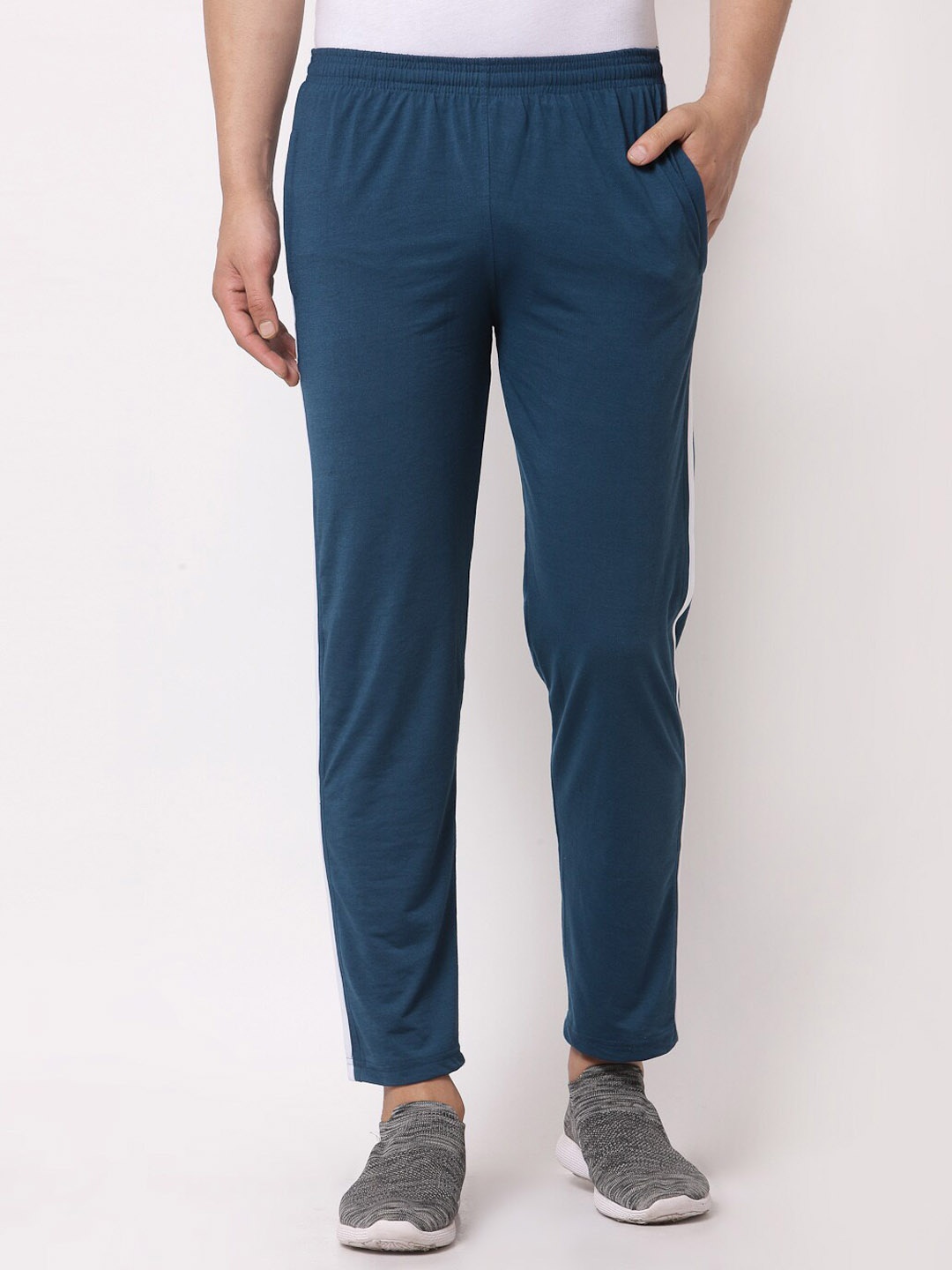 

KLOTTHE Men Relaxed-Fit Cotton Track Pant, Blue