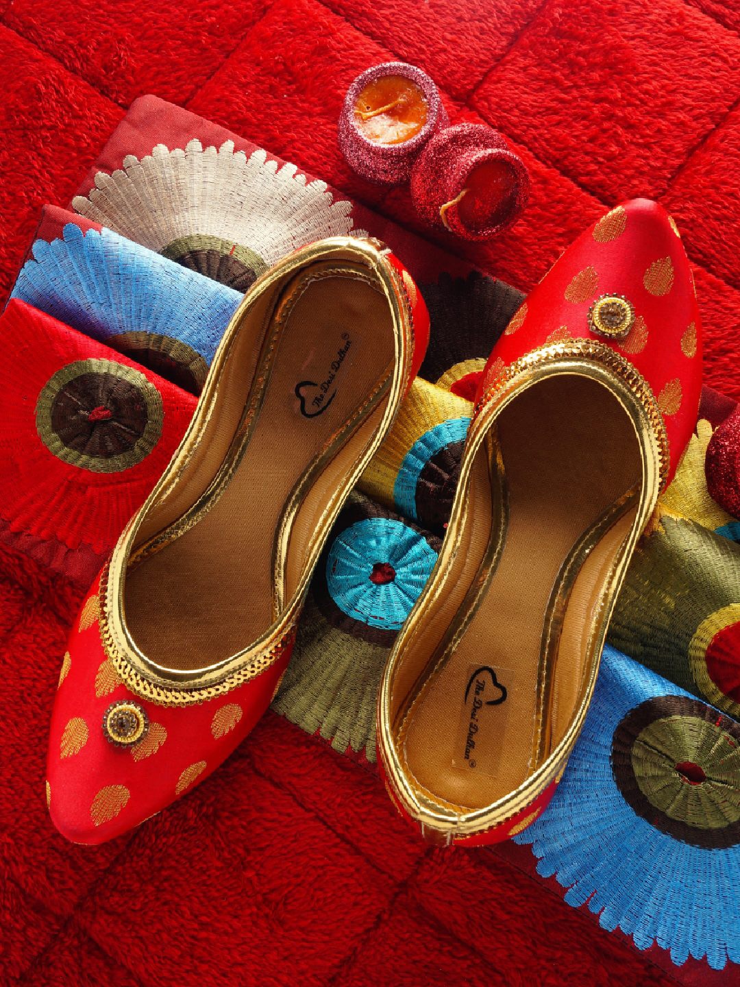

The Desi Dulhan Women Pointed Toe Textured Ethnic Mojaris, Red