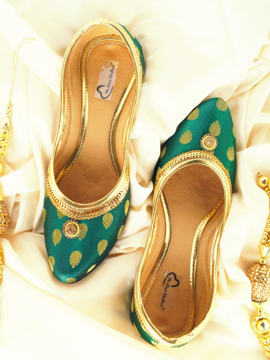 

The Desi Dulhan Women Pointed Toe Embellished Ethnic Mojaris, Green