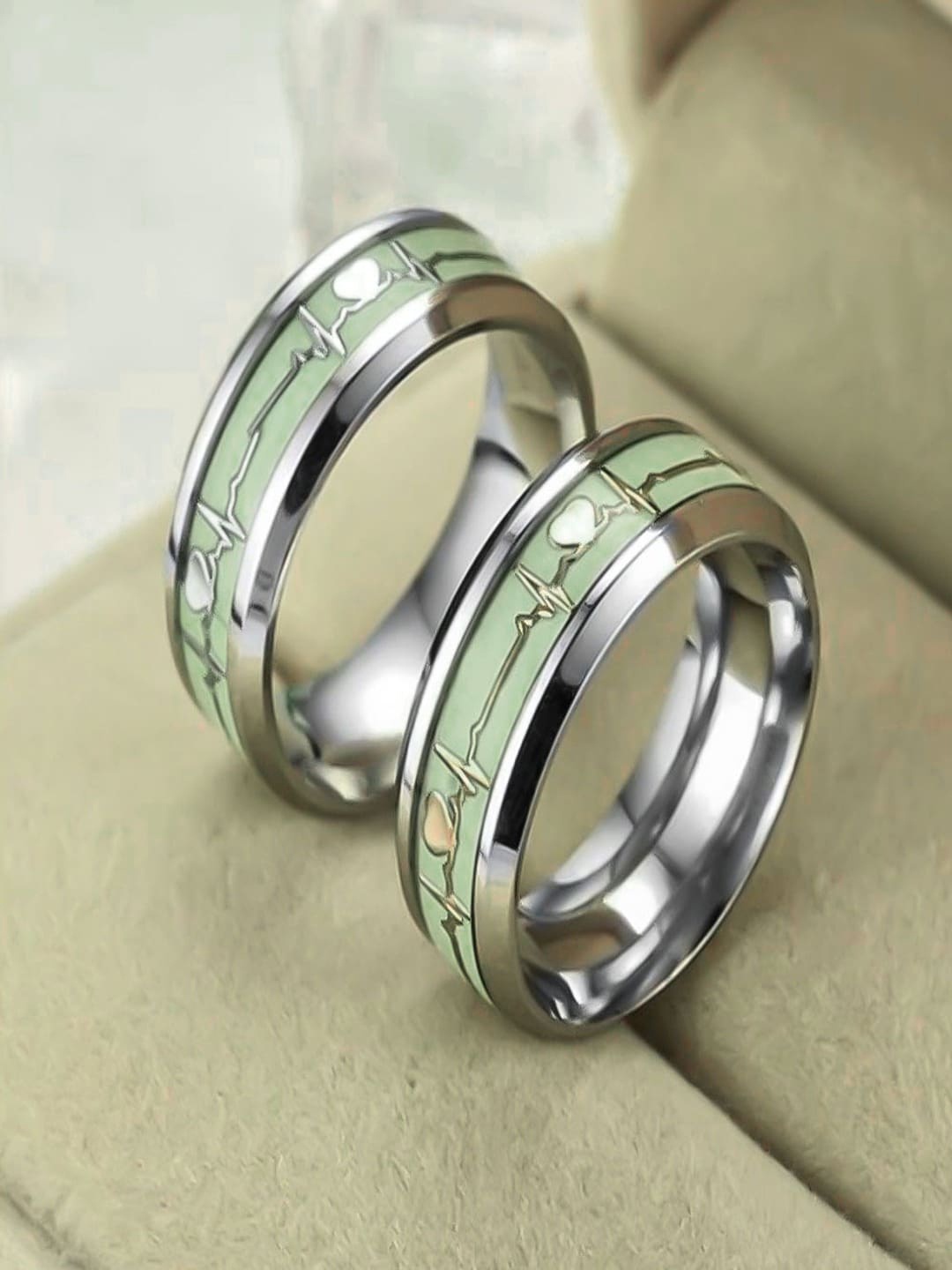 

UNIVERSITY TRENDZ Set Of 2 Silver Plated Love Heartbeat Finger Rings, Green