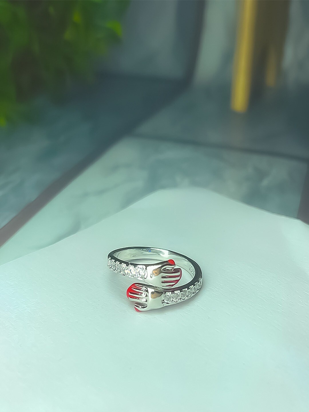 

UNIVERSITY TRENDZ Silver-Plated Hug Hand Adjustable Ring