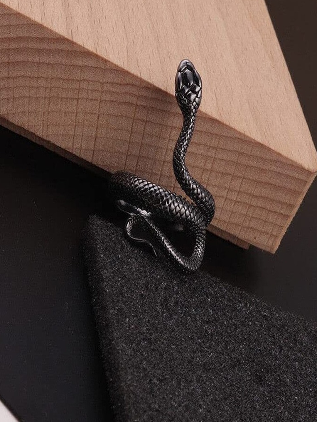 

UNIVERSITY TRENDZ Adjustable Snake Finger Ring, Black