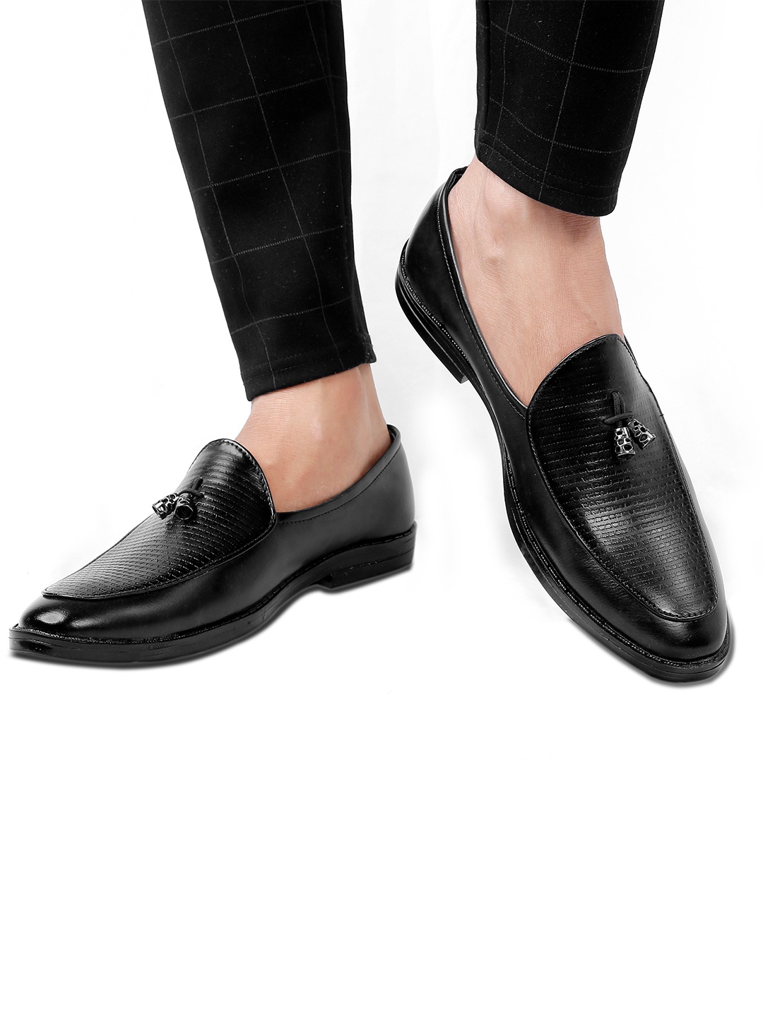 

Bxxy Men Textured Tassel Loafers, Black