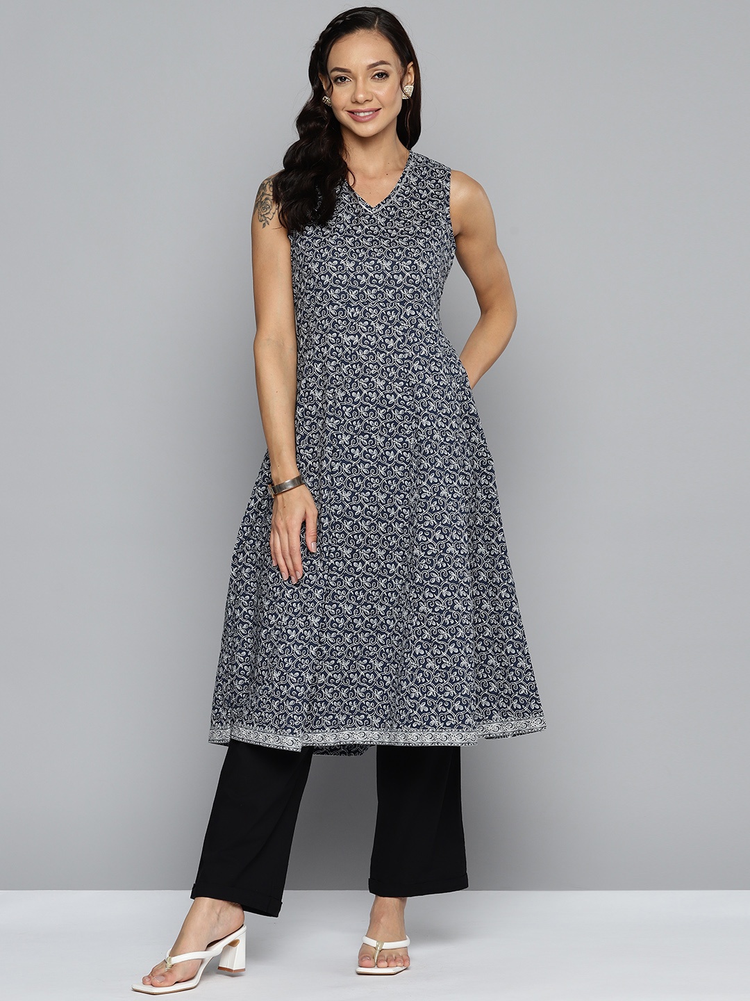 

HERE&NOW Floral Printed Gotta Patti Indigo Pure Cotton Kurta, Navy blue