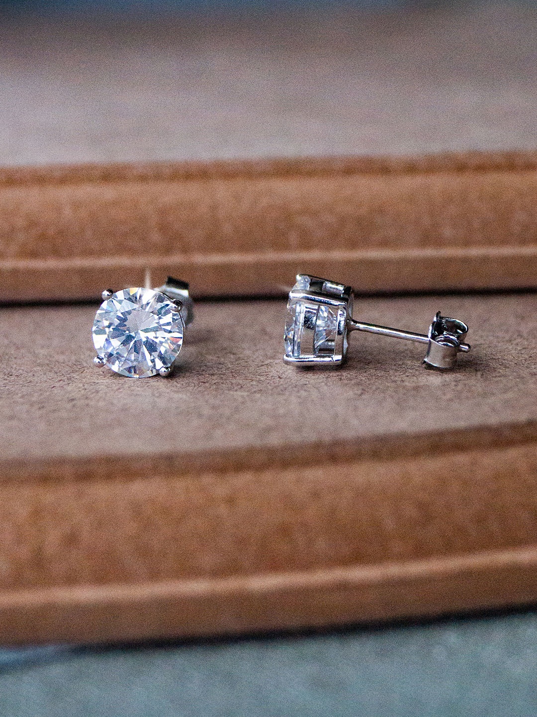 

MANNASH Rhodium-Plated Sterling Silver CZ Studded Diamond Shaped Studs Earrings