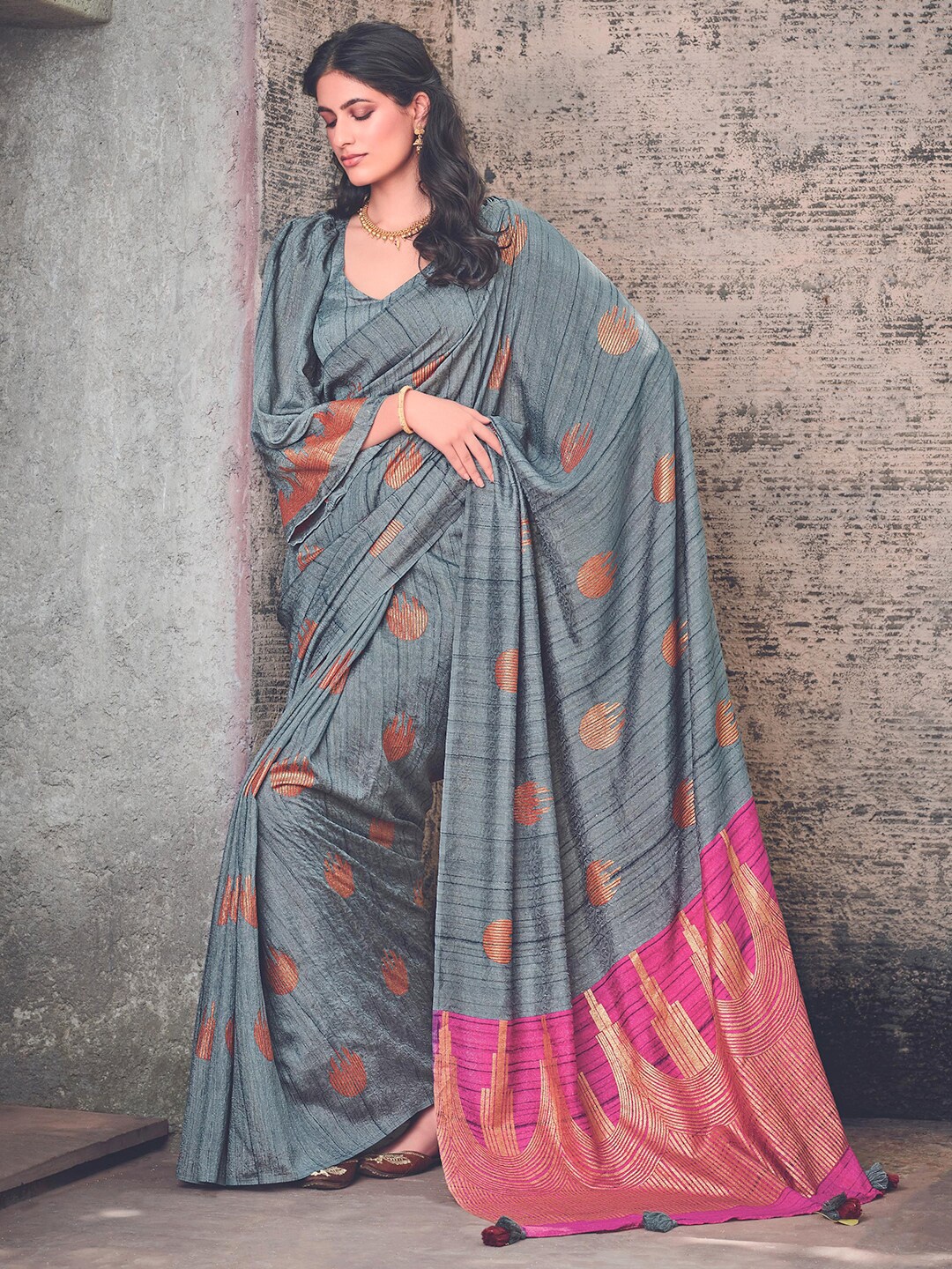 

Kasak Ethnic Motif Poly Crepe Zari Saree With Blouse Piece, Grey