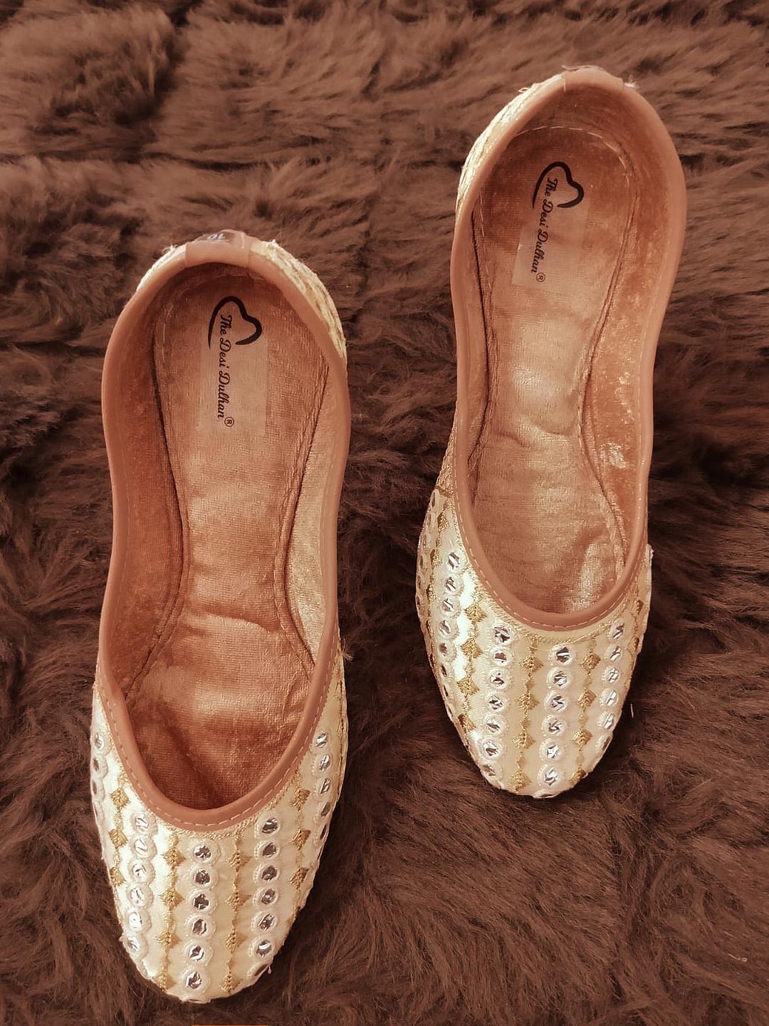 

The Desi Dulhan Women Embellished Ethnic Mojaris, Gold