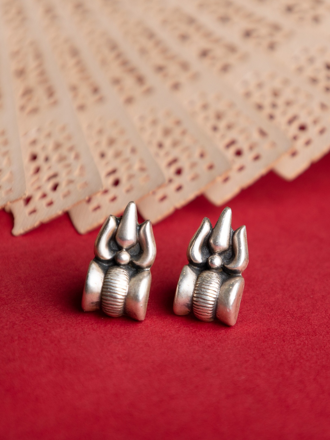 

Shyle 925 Sterling Silver Silver Plated Classic Stud Earrings