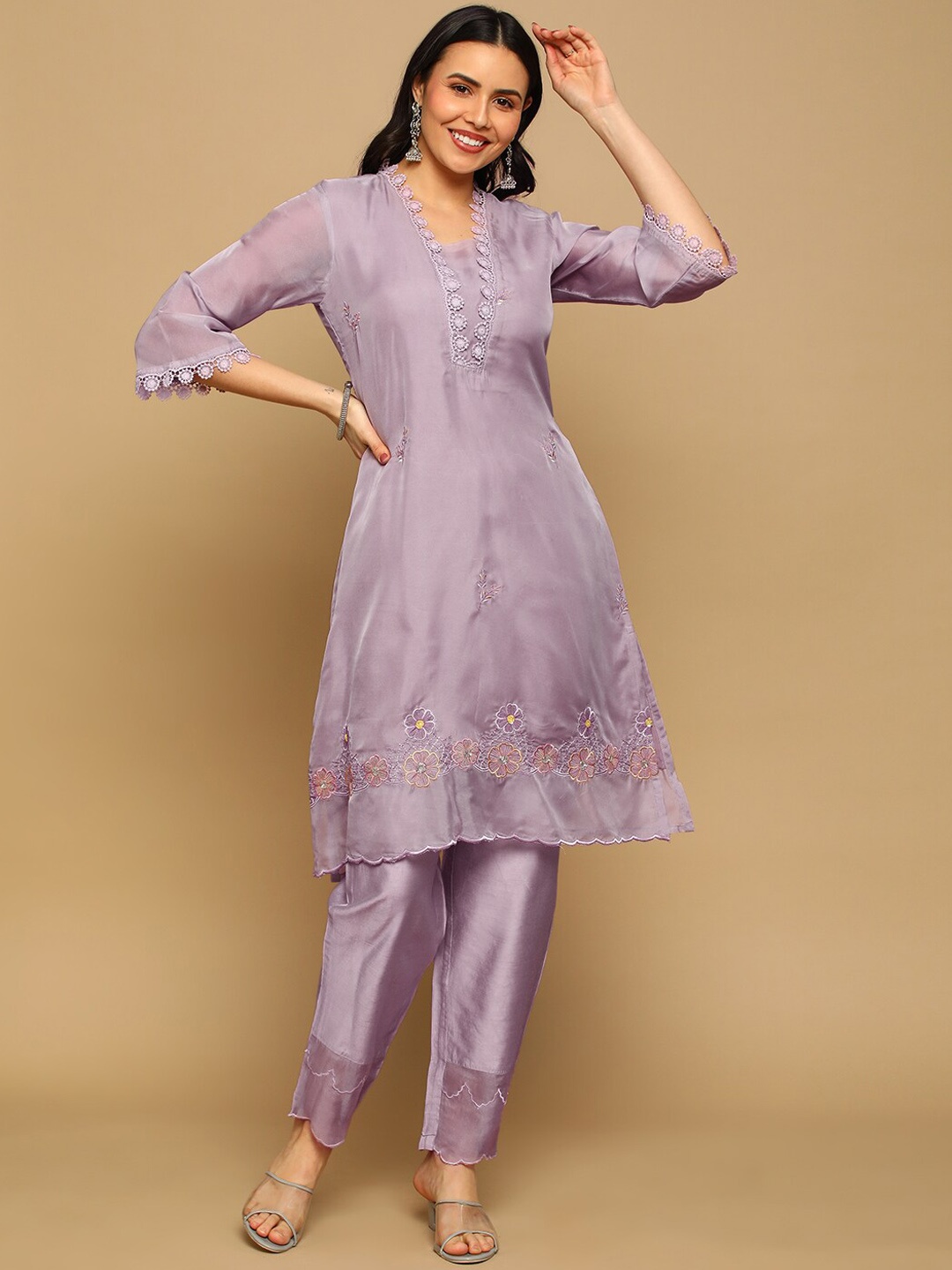 

HEEPOSH Floral Embroidered V Neck Kurta With Trousers & Dupatta, Lavender