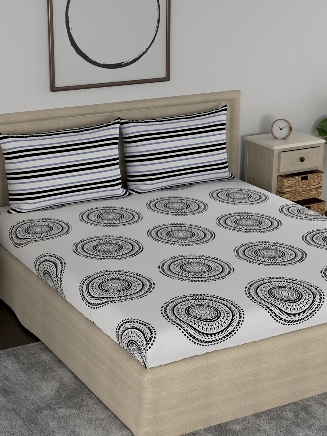 

Huesland Aspire White & Black Geometric 186 TC Cotton King Bedsheet With 2 Pillow Covers
