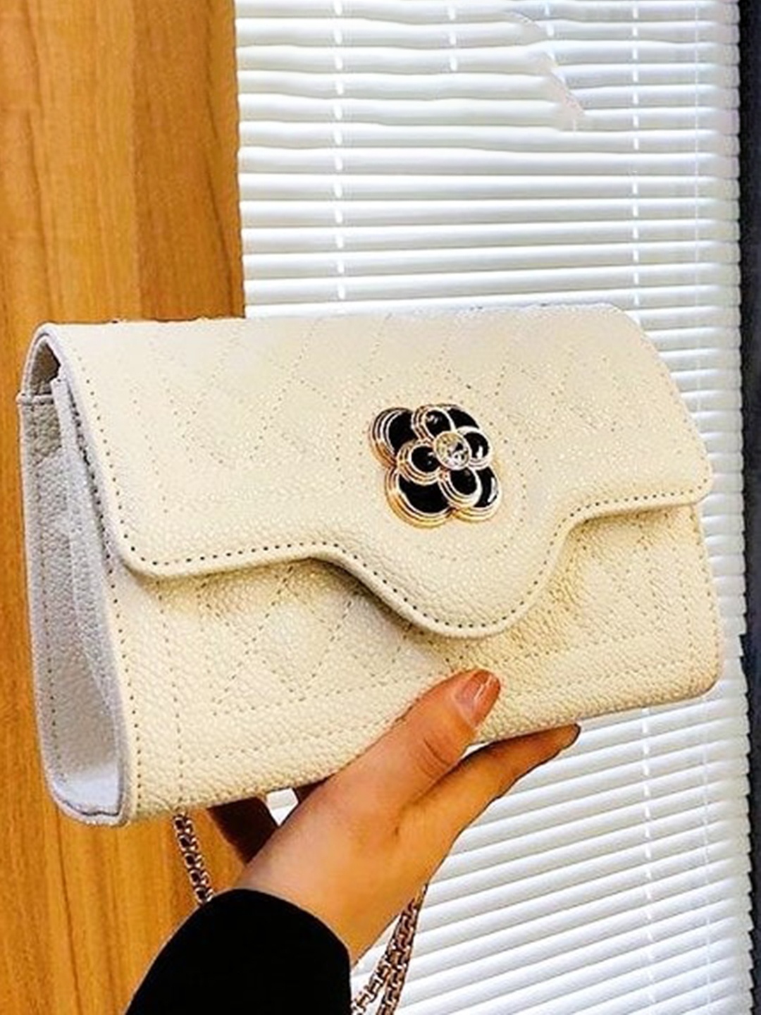 

Diva Dale Structured Handheld Bag With Quilted, White