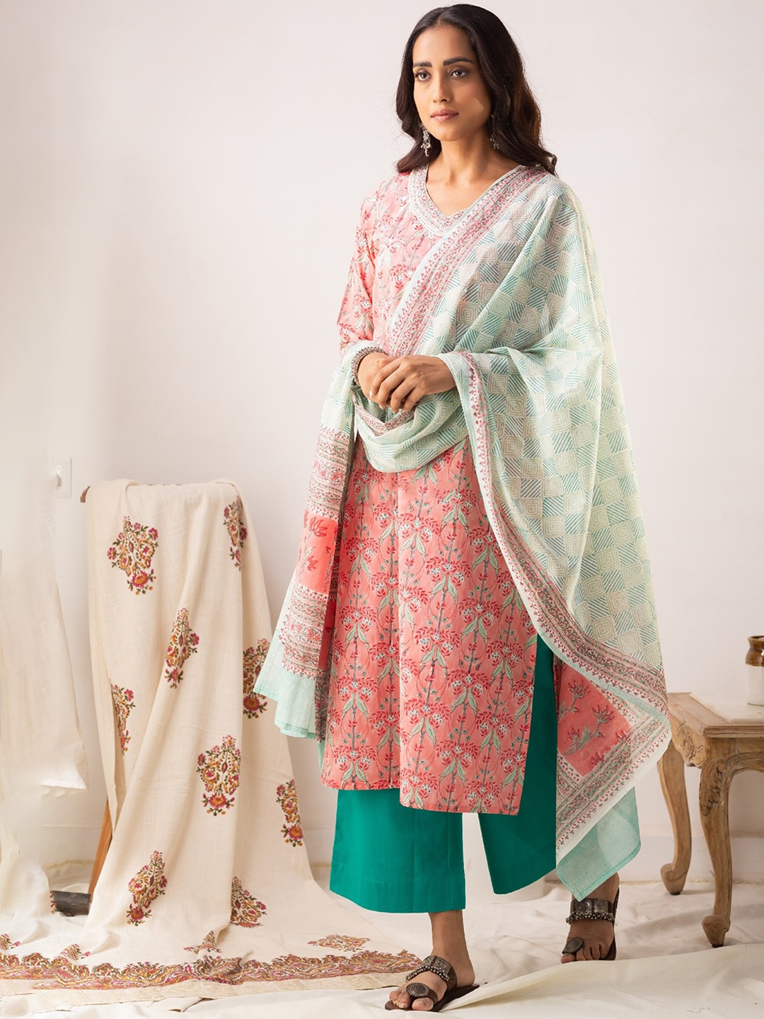 

AVANSHEE Floral Printed V-Neck Kurta with Palazzos & Dupatta, Peach