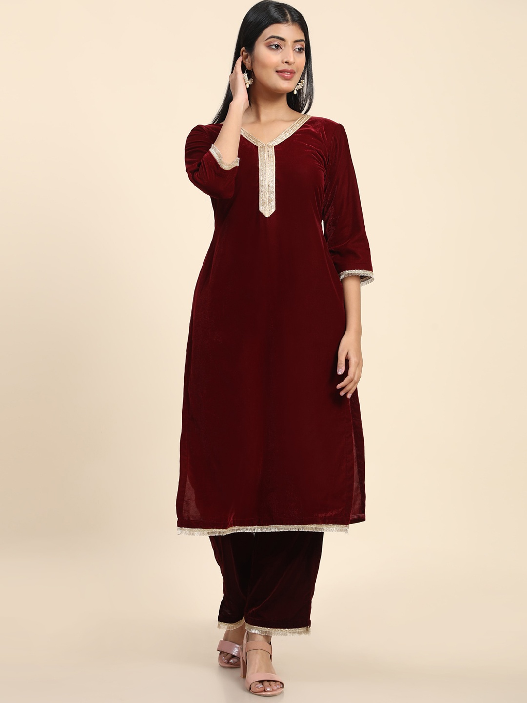 

AVANSHEE Thread Work Velvet Kurta with Trousers, Maroon