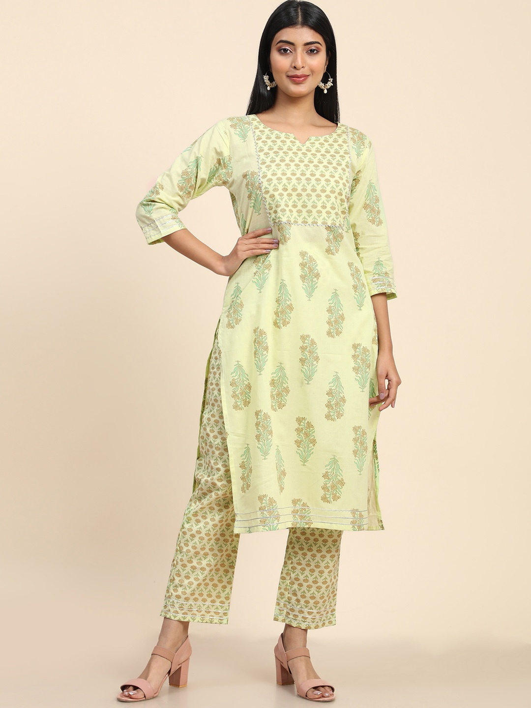 

AVANSHEE Floral Printed Gotta Patti Kurta with Trousers, Green