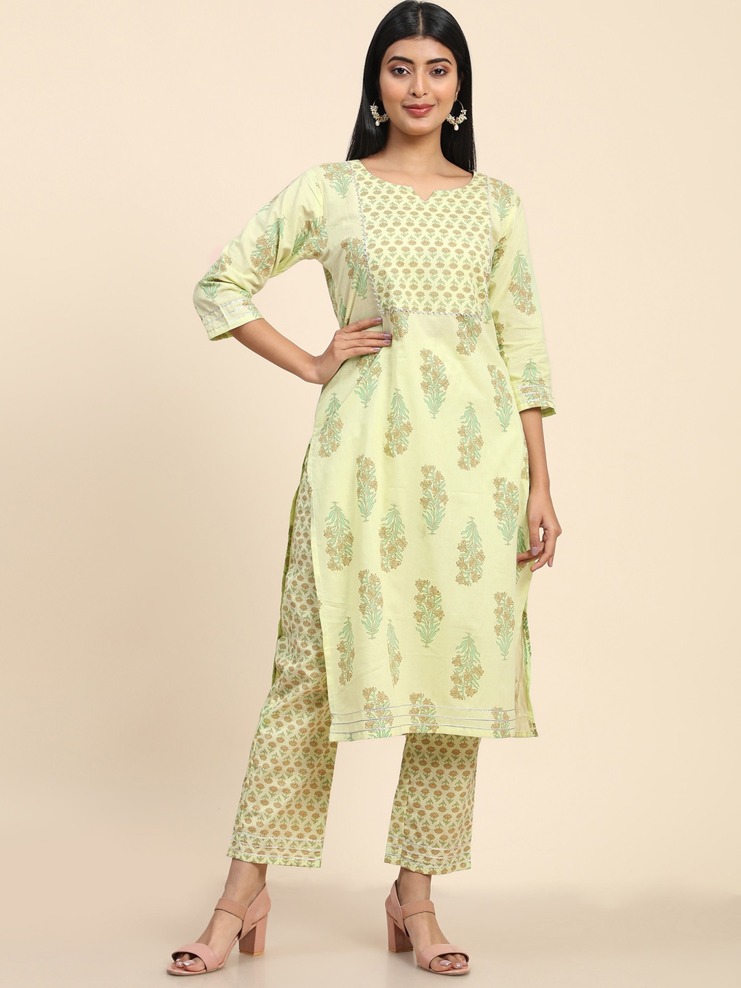 

AVANSHEE Floral Printed Gotta Patti Kurta with Trousers, Green