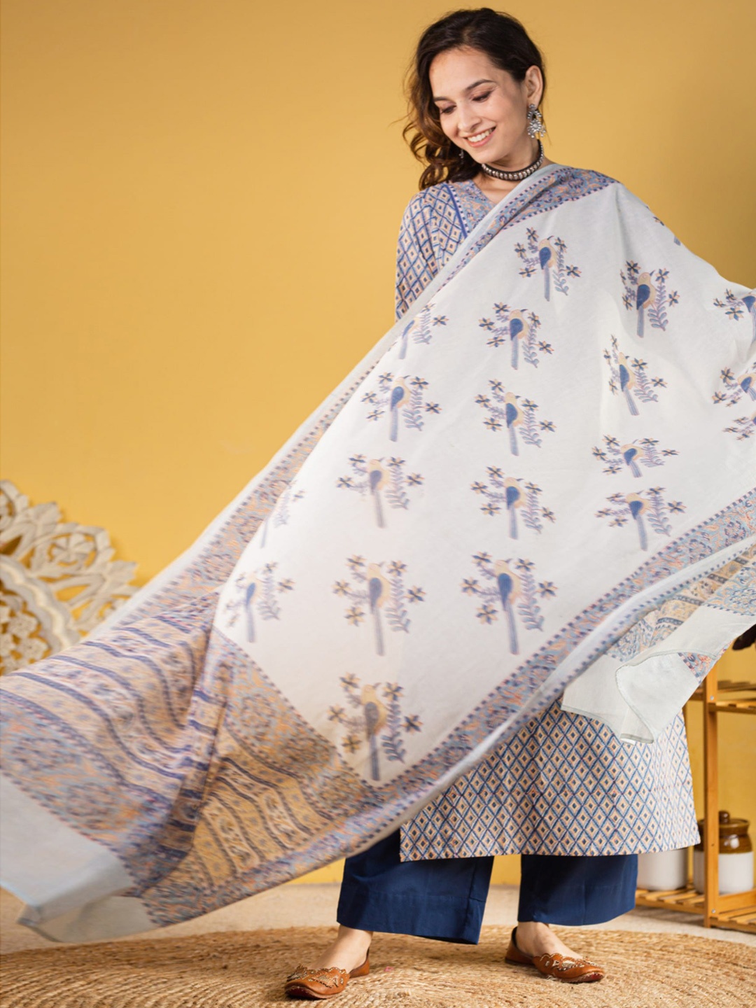 

AVANSHEE Ethnic Motifs Printed Kurta with Trousers & Dupatta, Blue