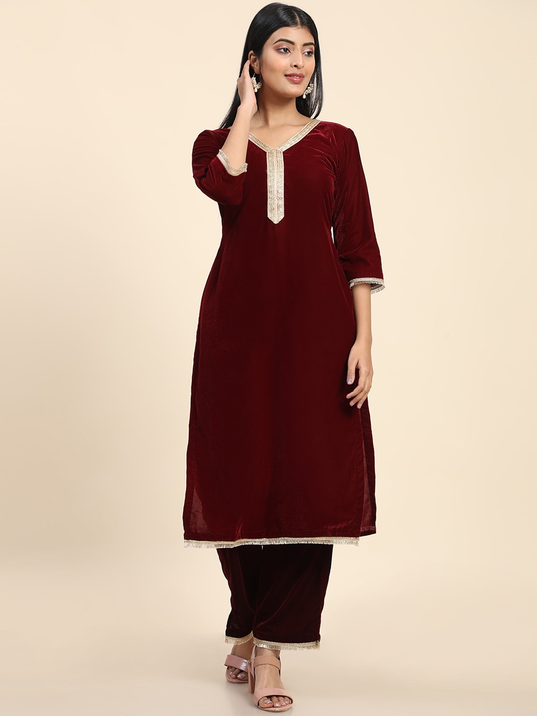 

AVANSHEE Yoke Design Gotta Patti Velvet Kurta with Palazzos, Maroon
