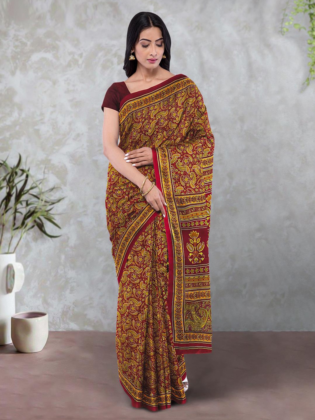 

Kalamandir Paisley Printed Saree, Maroon