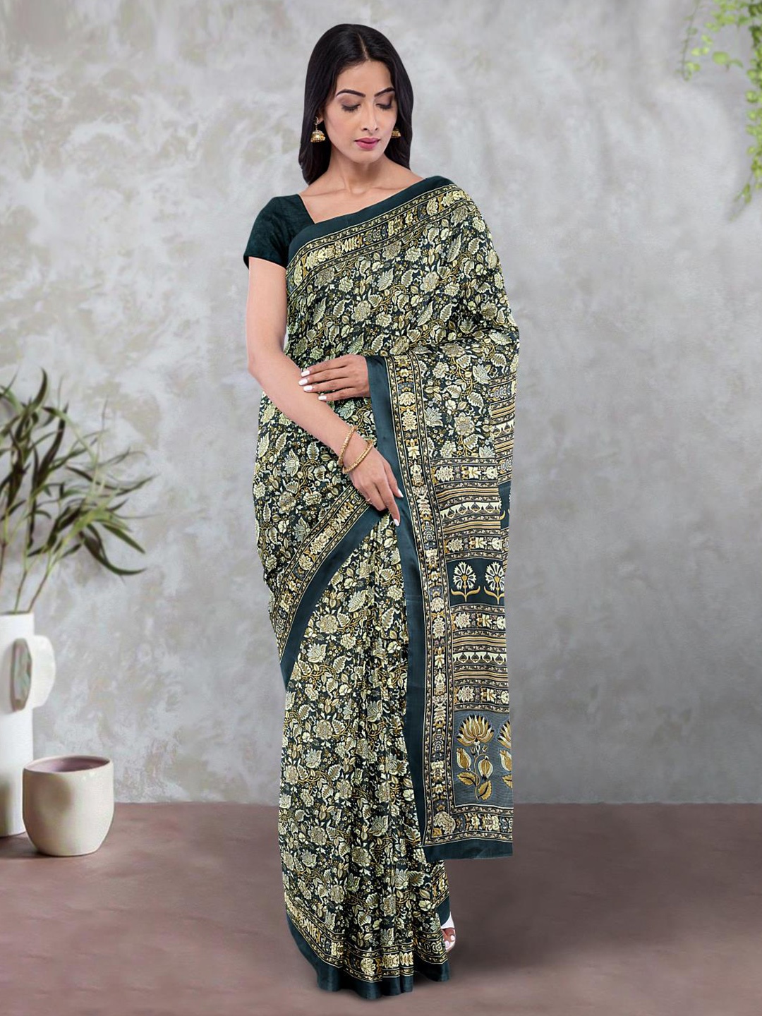 

Kalamandir Floral Printed Crepe Saree, Grey