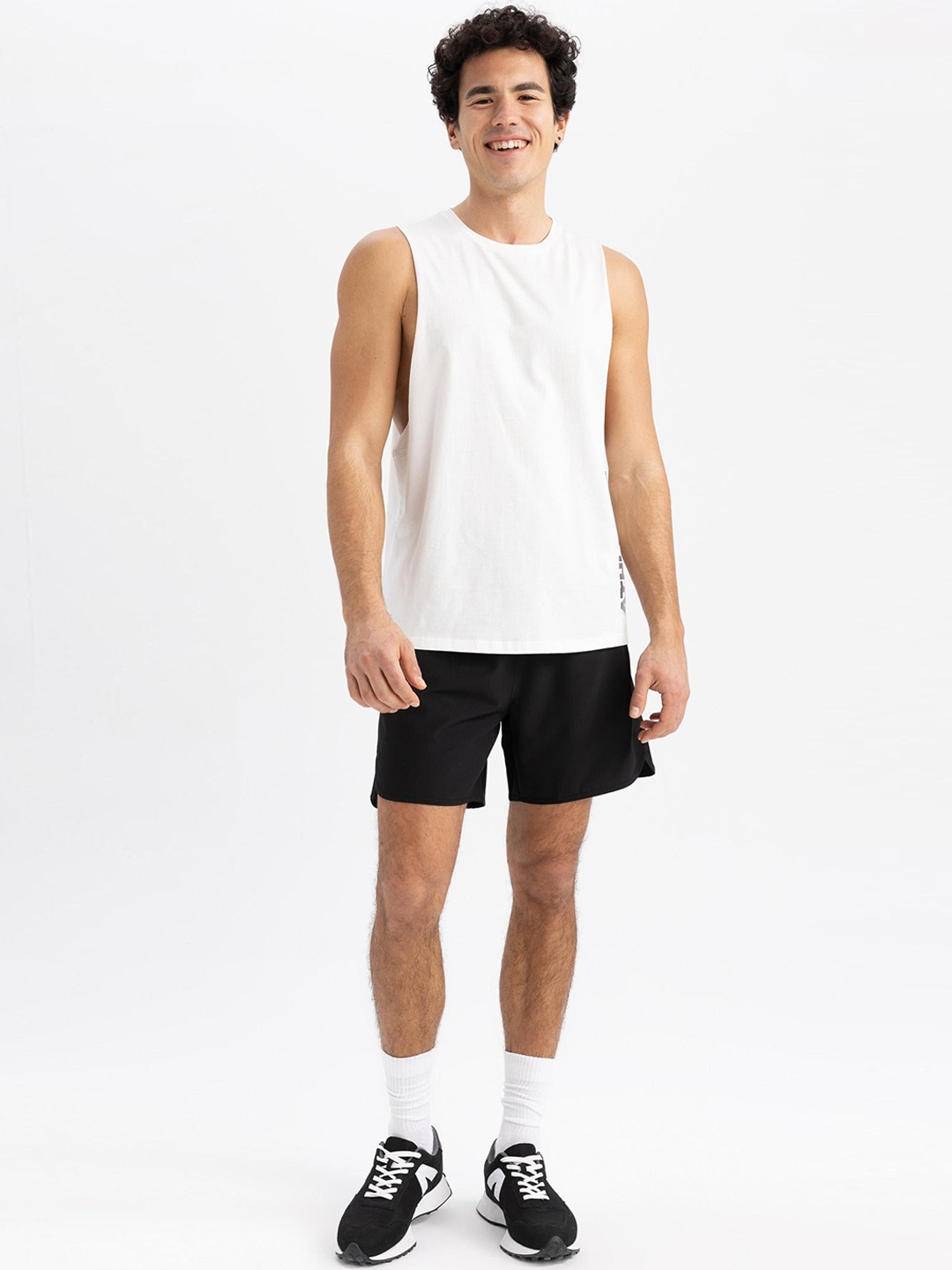 

DeFacto Men Mid Rise Regular Fit Shorts, Black