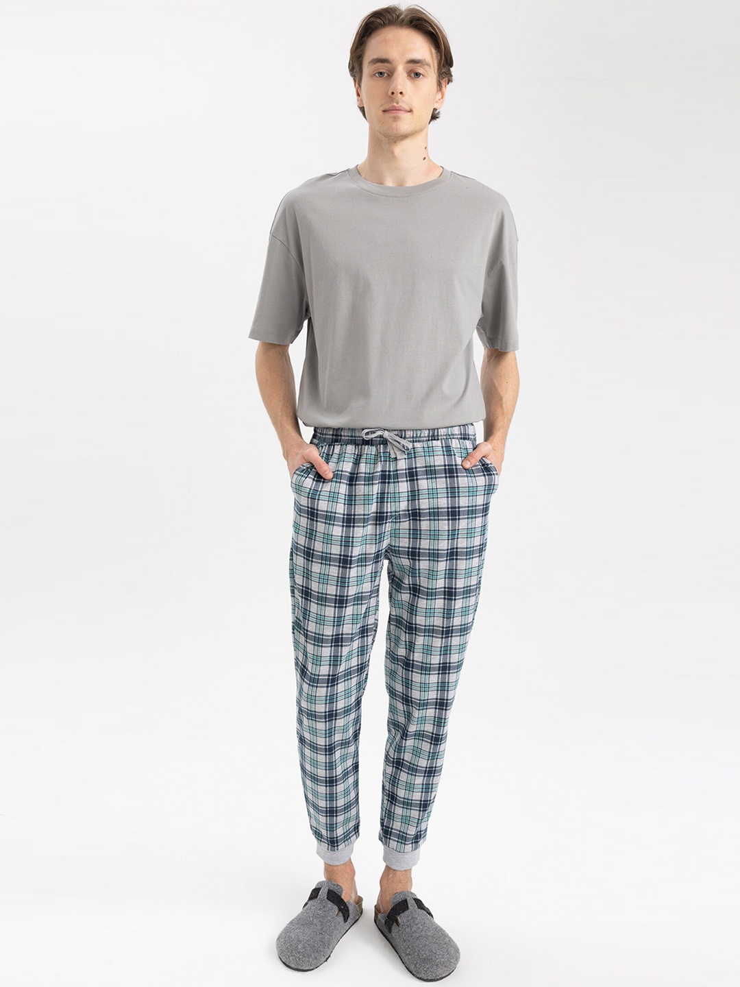 

DeFacto Men Mid-Rise Checked Joggers, Navy blue