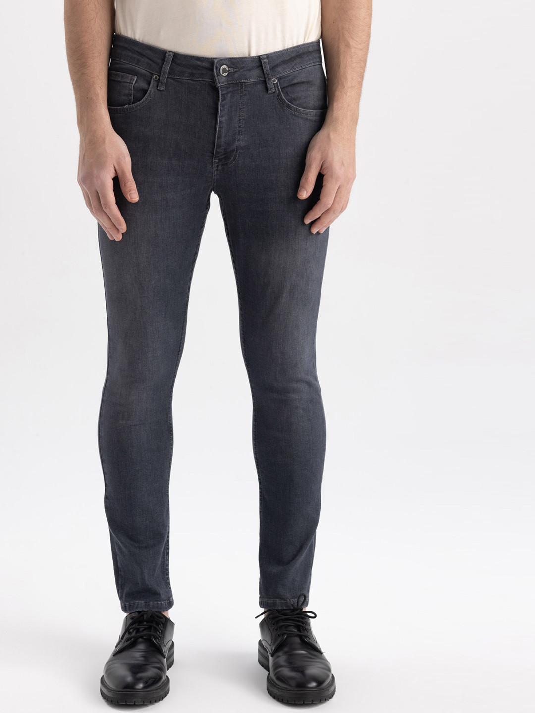 

DeFacto Men Light Fade Mid Rise Pure Cotton Jeans, Grey