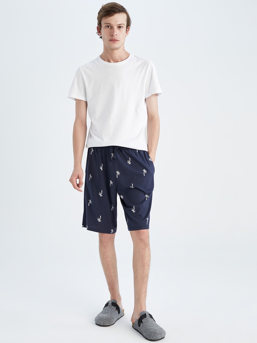 

DeFacto Men Tropical Printed Mid Rise Shorts, Navy blue