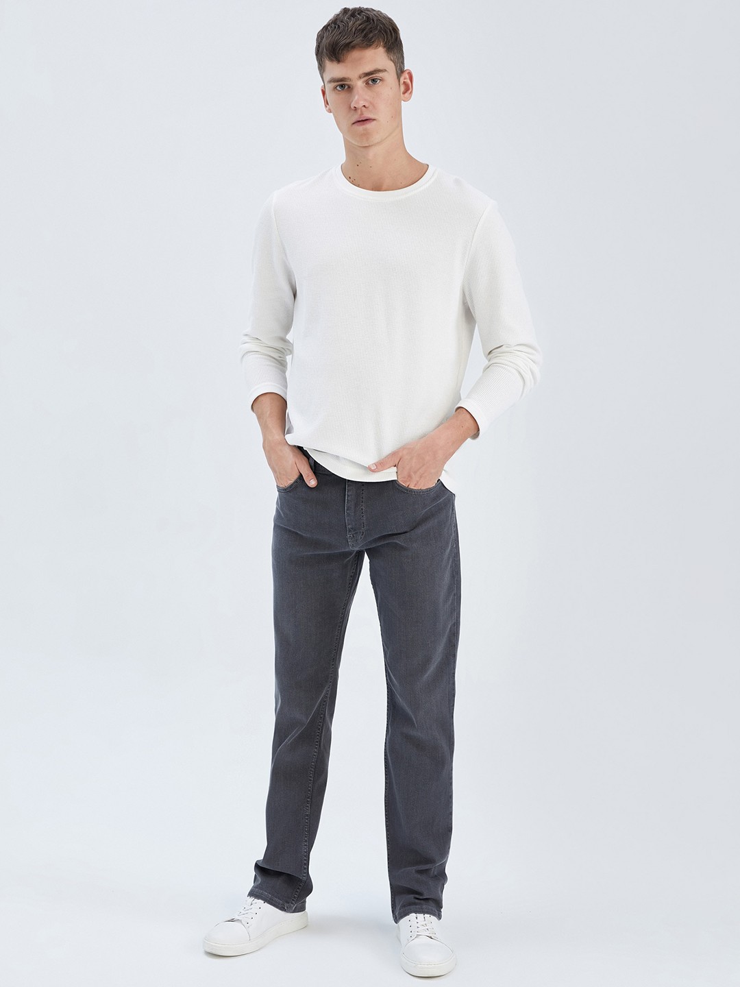 

DeFacto Men Mid-Rise Clean Look Jeans, Grey